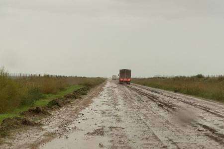 Infracciones a camioneros y firma agropecuaria por roturas durante la lluvia