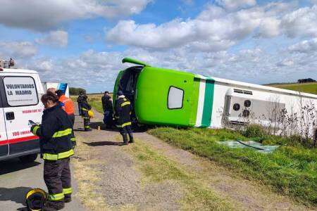 Detuvieron al chofer del micro que volcó en General La Madrid e investigan su responsabilidad en el accidente
