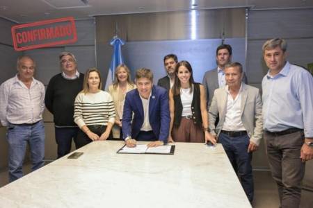 Kicillof puso en marcha el plan director de caminos rurales y firmó los primeros convenios con ocho municipios