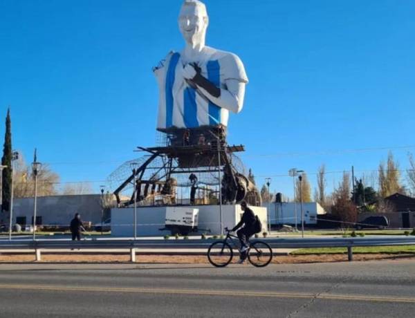 Ensamblan la estatua de Messi más grande del mundo