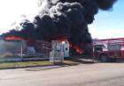 Un voraz incendio consume totalmente un acopio de plásticos, maderas y reciclables en el Parque Industrial
